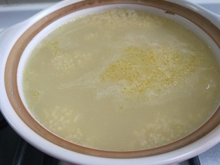 小米炖海参,加入适量盐。