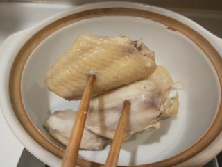 小米炖海参,把焯好的鸡翅放入砂锅。