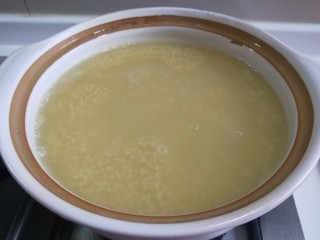 小米炖海参,先熬制小米汤汁少了在加鸡汤。
