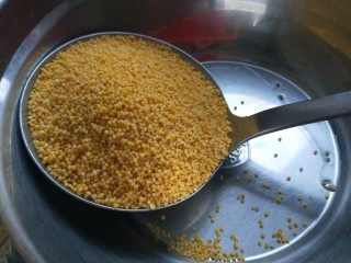 小米炖海参,小米洗干净放入锅中。