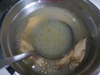 小米炖海参,加入两勺鸡汤。