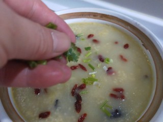 小米炖海参,加入香葱。