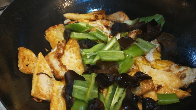 油菜豆腐,加入黑木耳，生抽。鲜鸡汤。