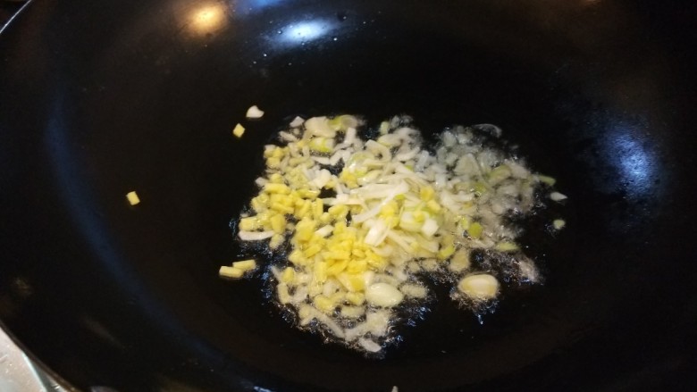 油菜豆腐,锅中倒入适量油炒香。