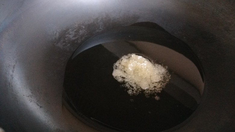 冬笋排骨汤,锅中倒入适量油烧热，放入适量白糖炒糖色。