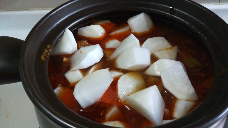 冬笋排骨汤,放入锅中一起炖。