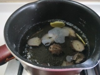 小米炖海参,倒入锅中加入姜片，料酒煮五分钟捞出来备用。