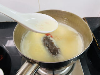 小米炖海参,加入一勺香油搅拌均匀
