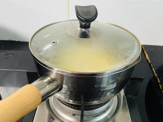 小米炖海参,盖上锅盖中火煮，期间用汤勺搅拌防止粘锅底