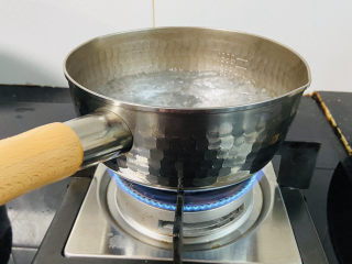 小米炖海参,锅中加入500ml饮用水大火烧开