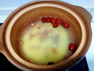 小米梨粥,锅中放入适量清水，放入花生、小米、红枣