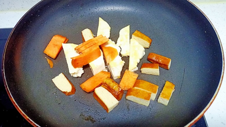 豆腐、豆干炒菠菜,煎至两面金黄，放入胡萝卜