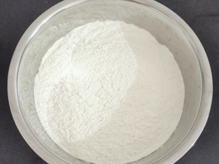 炸菜角,准备400克的面粉加入3克的盐。