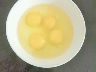 炸菜角,四个鸡蛋打散，