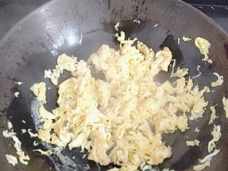 炸菜角,锅中烧油，倒入鸡蛋液。打散