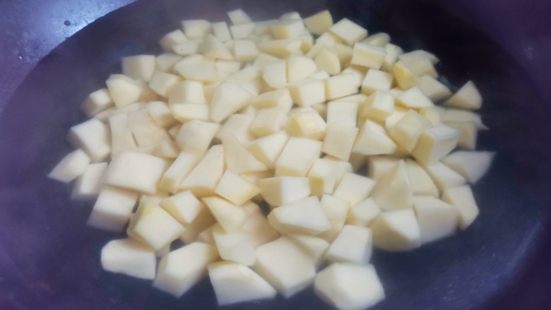 孜然火腿土豆丁,土豆放入烧开水的锅中煮3分钟。