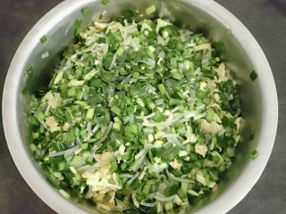 炸菜角,放入少量的油防止韭菜出水。加入酱油，加入2勺盐。淋入少许的香油，加入鸡汁。然后搅拌均匀。备用。