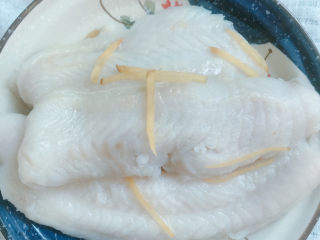 清蒸龙利鱼,蒸好的鱼放入干净的盘子中