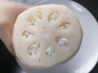 糯米藕,用筷子将米戳进去直至塞结实