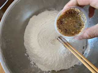 松软红糖馒头,面粉和酵母糖水混合