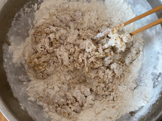 松软红糖馒头,用筷子拌成絮状，然后揉成面团