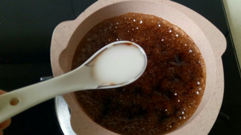 醋泡花生米,加入一勺水淀粉煮至浓稠