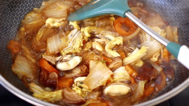 大白菜炖粉条,大火继续炖煮至汤汁浓稠的时候。