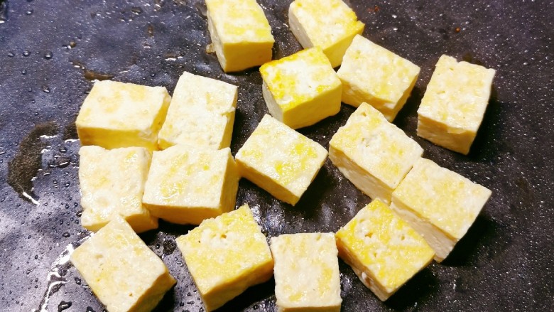 油菜豆腐,煎制两面微微焦黄色 备用