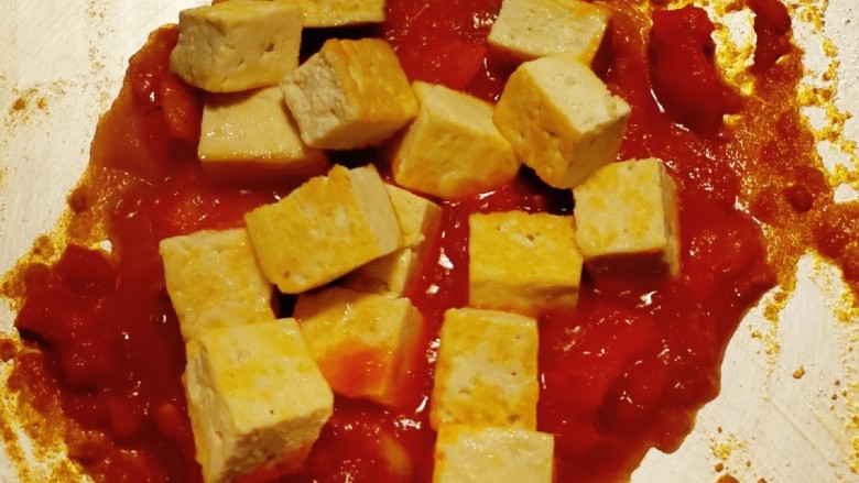 油菜豆腐,番茄软烂后放入煎好的豆腐 翻炒均匀