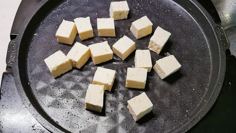 油菜豆腐,煎烤机sha刷一层油  放入豆腐煎
