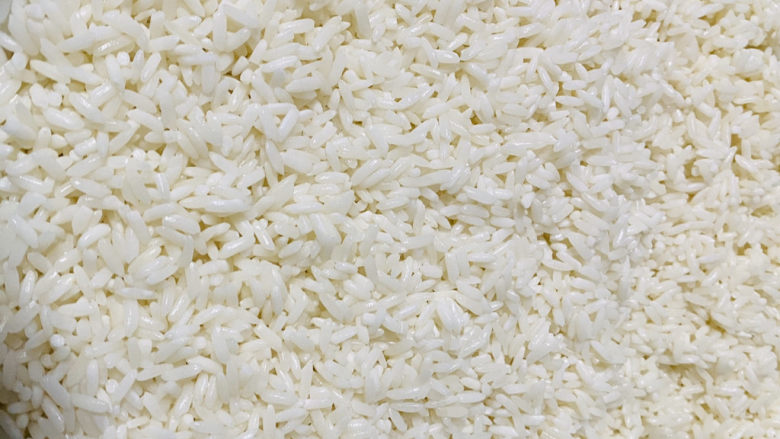 糯米排骨饭,泡至米可以用手捏碎米粒，在洗干净捞出沥干水分。