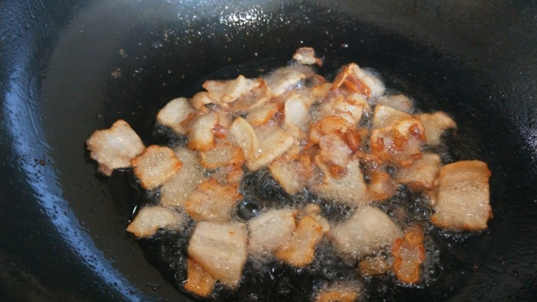 大白菜炖粉条,煸炒肉焦黄，油全部煸炒出来。