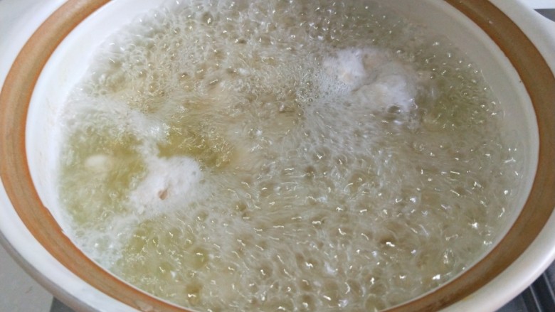 醋泡花生米,煮熟捞出来。