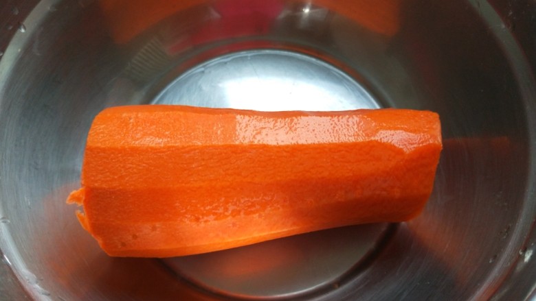 醋泡花生米,胡萝卜去皮洗干净切成块。