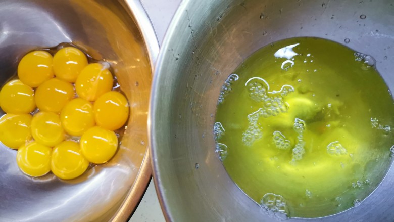 软绵绵滑嫩嫩的古早蛋糕,用手把蛋黄捞出来，分离蛋白和蛋黄
