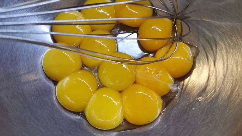 软绵绵滑嫩嫩的古早蛋糕,用蛋抽把蛋黄打散