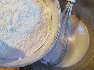软绵绵滑嫩嫩的古早蛋糕,降温后，准备好140克低筋粉