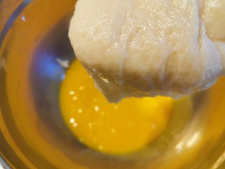 软绵绵滑嫩嫩的古早蛋糕,用硅胶铲取1/3倒在蛋黄糊中