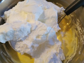 软绵绵滑嫩嫩的古早蛋糕,蛋白分三份依次加入蛋黄糊中，直到最后全部搅拌均匀