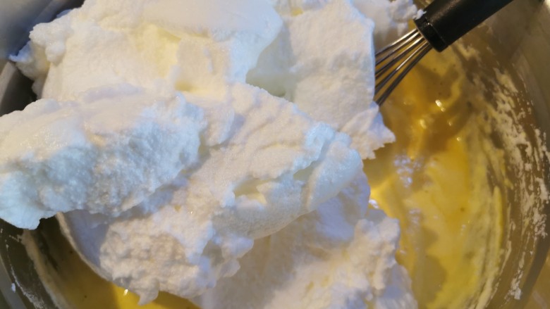 软绵绵滑嫩嫩的古早蛋糕,蛋白分三份依次加入蛋黄糊中，直到最后全部搅拌均匀