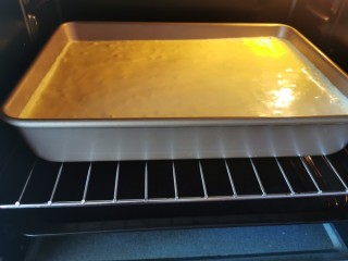 软绵绵滑嫩嫩的古早蛋糕,水浴法烤制，中间如果黑色烤盘水量不足，再加一次