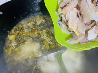 家庭版酸菜鱼,水开放入鱼片。