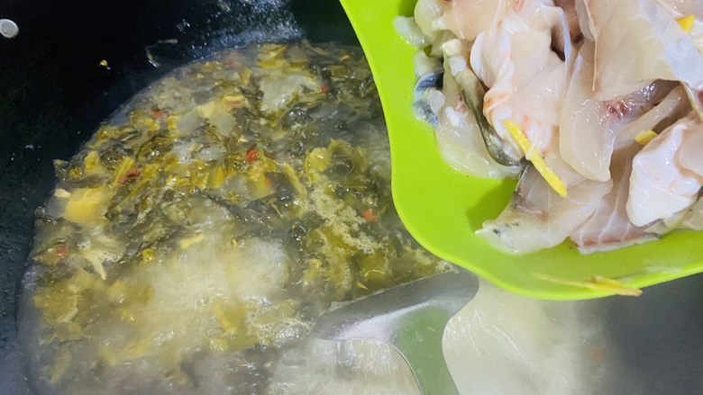 家庭版酸菜鱼,水开放入鱼片。