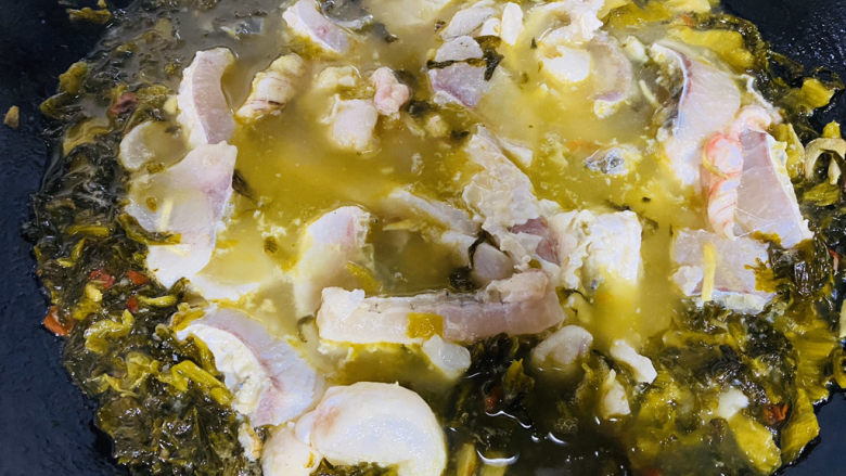 家庭版酸菜鱼,大火煮沸，断生即可关火。不要煮太久，鱼片要嫩。