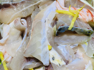 家庭版酸菜鱼,放入腌鱼料包，跟鱼片抓拌均匀。