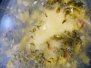 家庭版酸菜鱼,加入适量清水，放入汤料包。