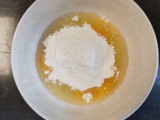 蔓越莓蛋糕（蒸）,把之前称好的面粉和淀粉倒进碗里