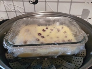 蔓越莓蛋糕（蒸）,盘子封上一层保鲜膜，用牙签扎上10个小孔。水开后放入锅中中火蒸25分钟即可出锅。