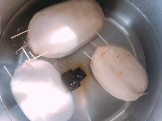 糯米藕,锅里放入莲藕同时加水和片糖红糖，水要没过莲藕。然后煲到莲藕糯米软。
