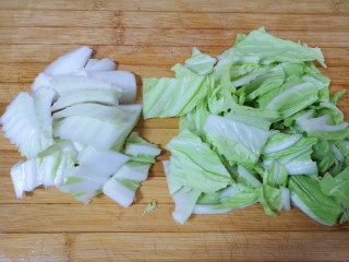 大白菜炖粉条,大白菜洗干净，菜梆和菜叶分开切成块。